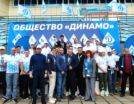 Турнир по перетягиванию каната на традиционном летнем спортивном празднике "Динамо"